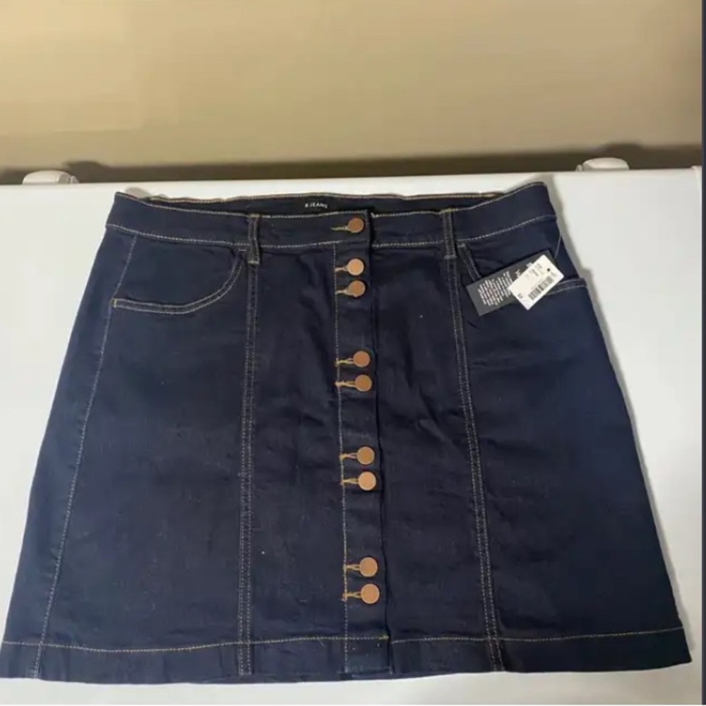 Cute button up front skirt size 32/14